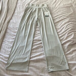 NWT vuori lux at ease straight leg pant in suede heather